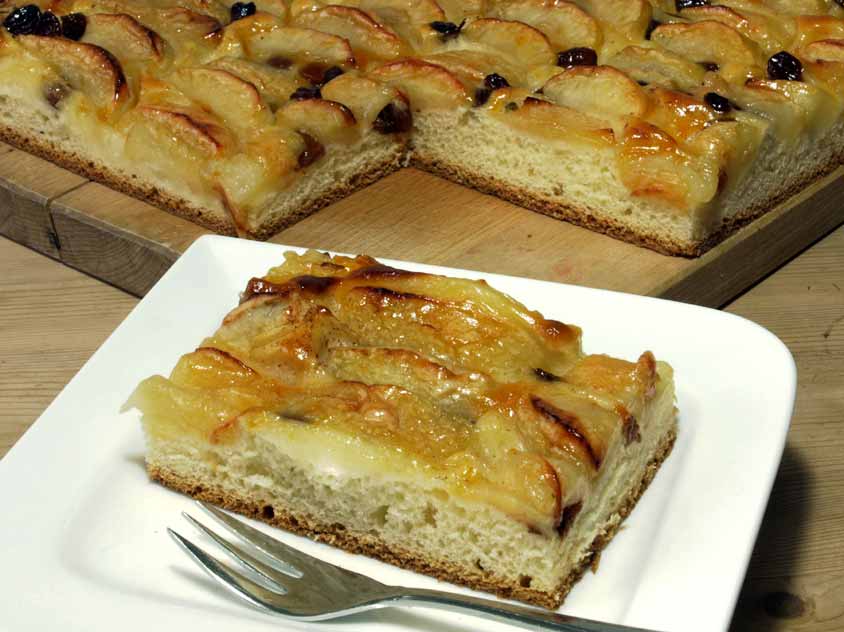 Apfelkuchen mit Hefeteig