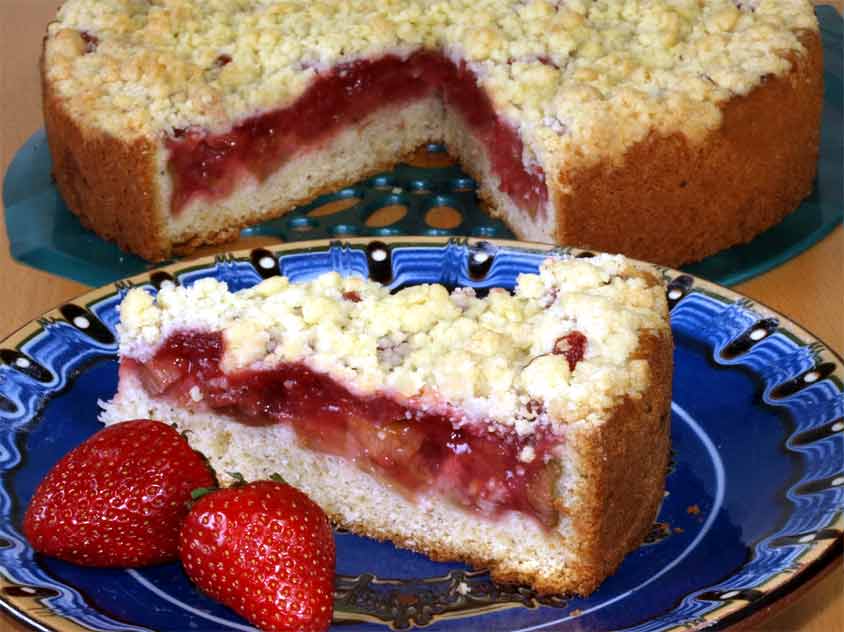 Erdbeer-Rhabarber-Kuchen mit Streuseln und Haselnuss-Rührteig in der ...
