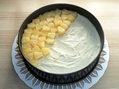 Ananas auf die Torte legen