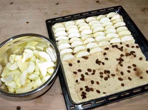 Apfelkuchen mit Hefeteig