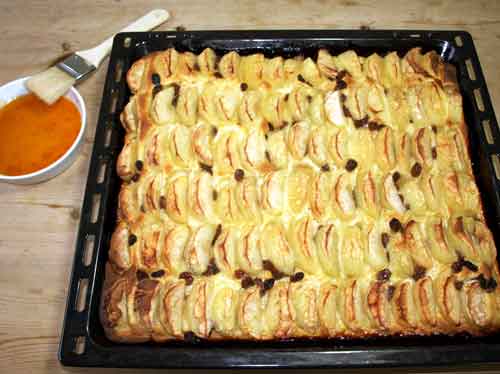 Apfelkuchen mit Hefeteig glasieren