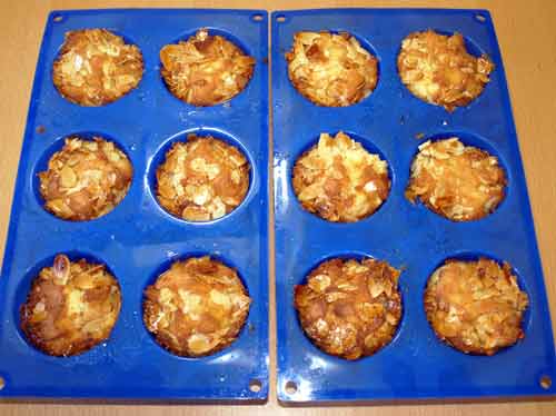 Bienenstich Muffins Rezept mit Pudding Sahne Honig Mandelblättchen ...