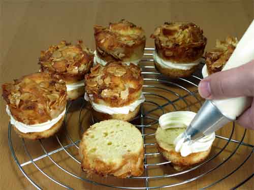 Bienenstich Muffins Rezept mit Pudding Sahne Honig Mandelblättchen ...