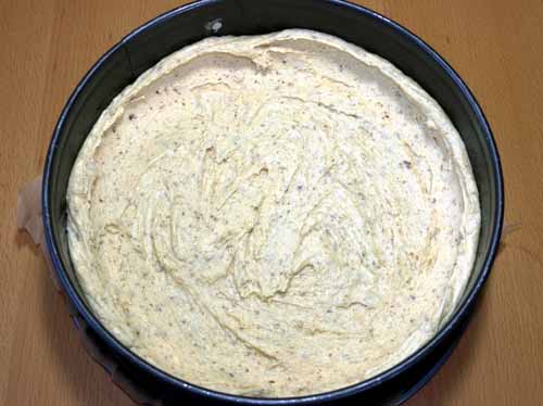 Erdbeer-Rhabarber-Kuchen mit Streuseln und Haselnuss-Rührteig in der ...