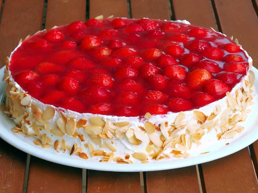 Der beste Erdbeerkuchen - Rezept mit Vanille-Pudding vom Blech oder in ...