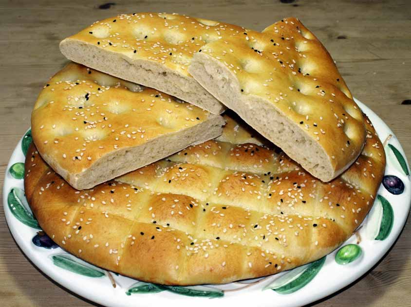 Türkisches Fladenbrot Rezept selber backen original mit Sesam und ...