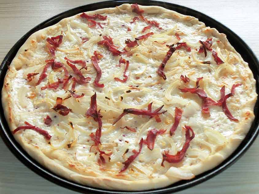 Elsässer Flammkuchen-Rezept mit Hefe Flammkuchenbelag aus Schmand ...