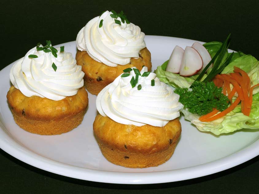 Herzhafte Muffins Rezept mit Frischkäse-Topping, Schafskäse und Speck