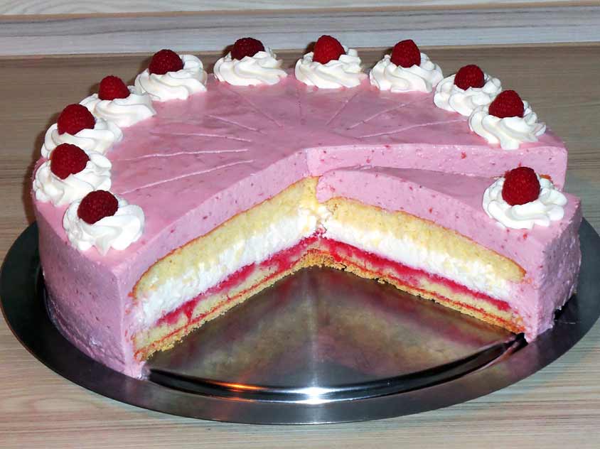 Himbeertorte Rezept mit Joghurt-Quark-Himbeer-Sahnefüllung, Sahne ...