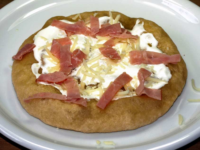 Langos Rezept ungarisch mit Saurer Sahne Schinken und Käse