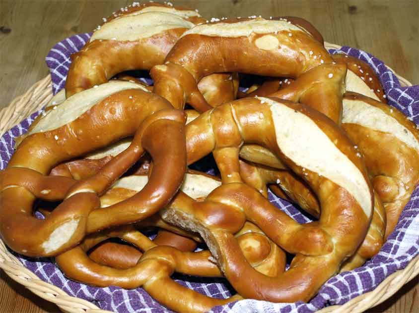 Laugenbrezel Rezept - Brezeln mit Brezellauge selber machen