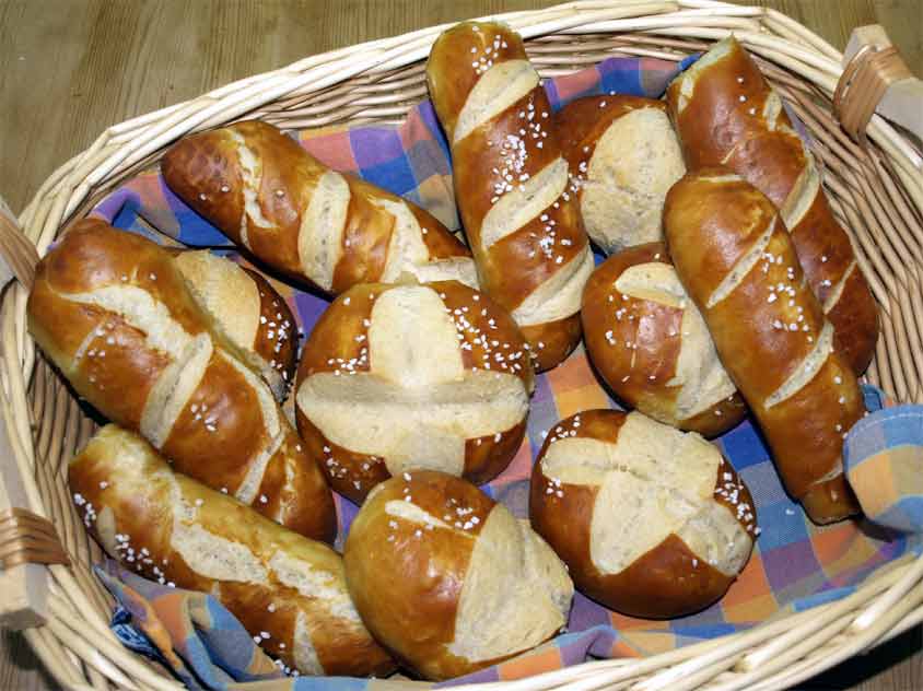 Laugenbrötchen Rezept - Laugen-Stangen und Wecken mit Brezellauge ...