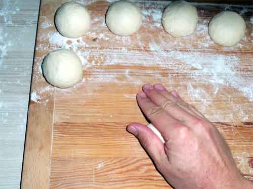 Laugenbrötchen formen