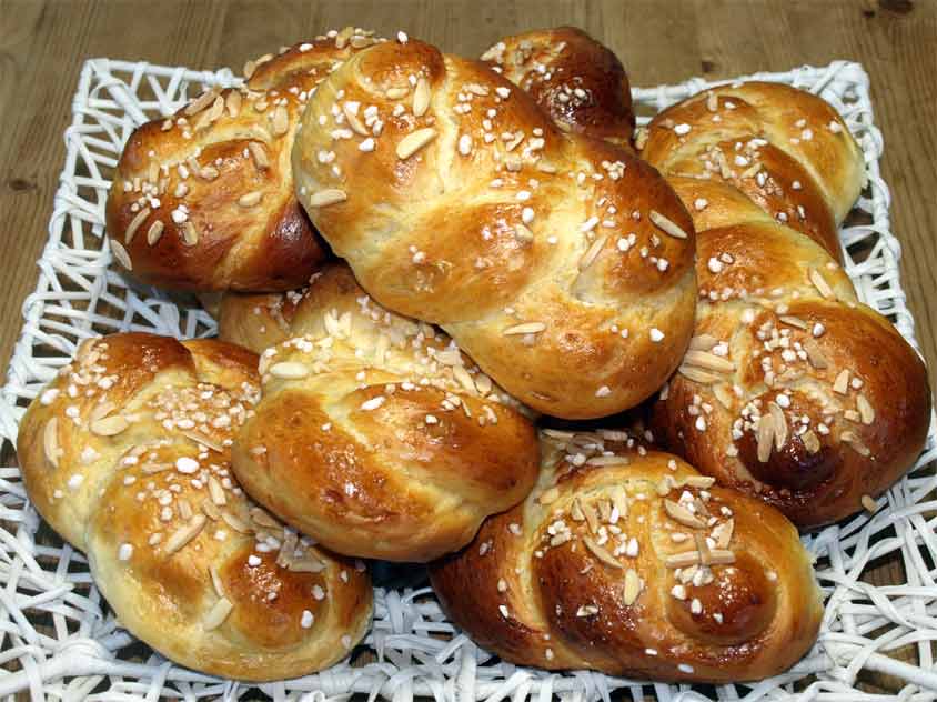 Minizöpfe backen: Niedliche Mini-Hefezöpfe Rezept aus einem Teig-Strang