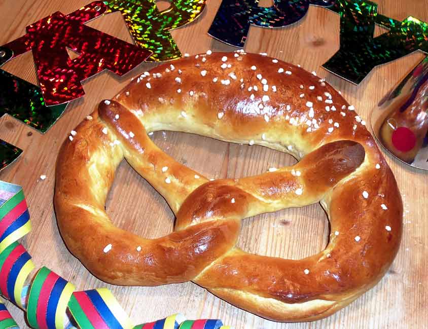 Neujahrsbrezel Rezept mit Hefeteig - Riesenbrezel einfach selber backen