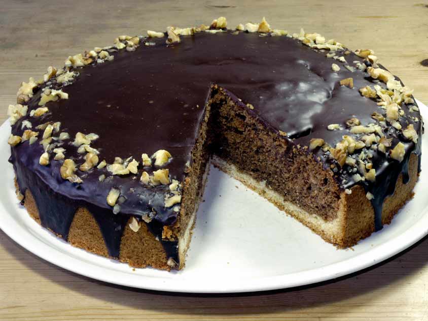 Saftiger Nusskuchen Rezept mit Schokolade-Guss, Schmand, Ganache und ...