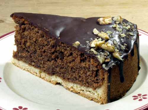 Saftiger Nusskuchen Rezept mit Schokolade-Guss, Schmand, Ganache und ...