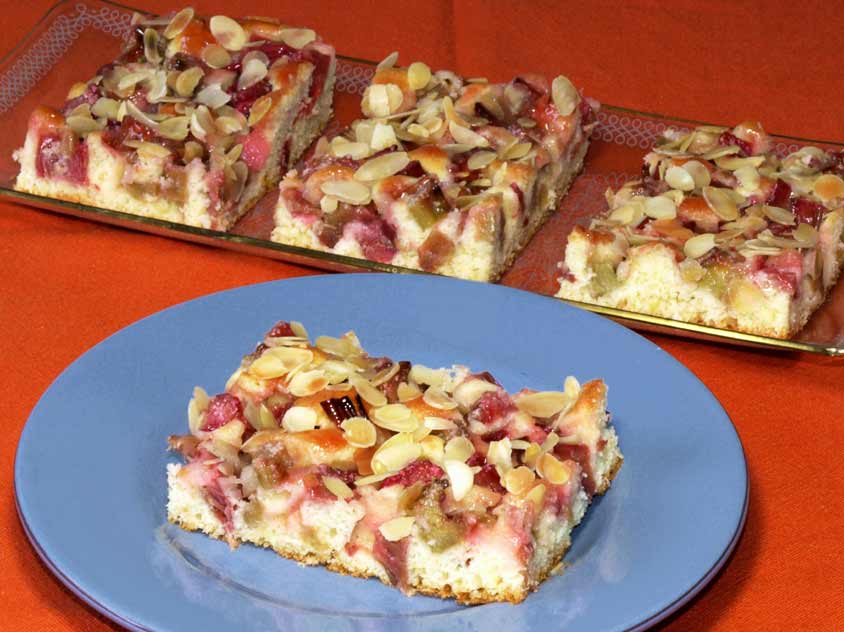 Einfacher Rhabarberkuchen vom Blech Rezept mit Rührteig und Mandeln