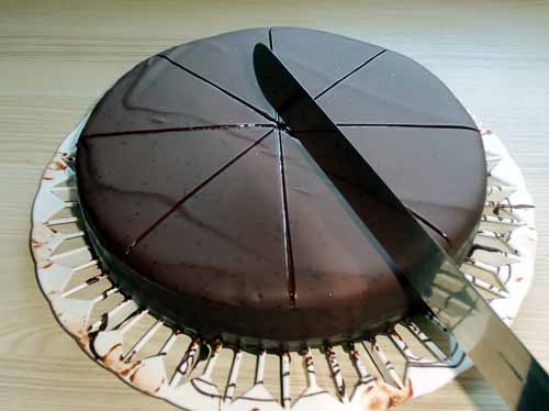 Sachertorte Rezept - Wiener Schokoladentorte mit Marzipan ...