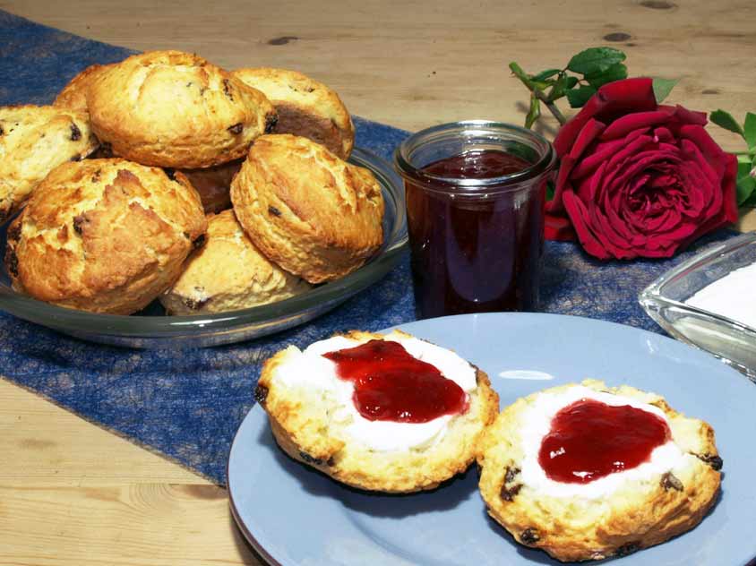 Scones Rezept - Einfache englische Rosinenbrötchen backen