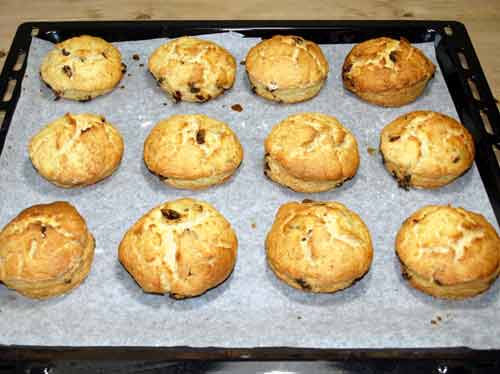 Scones auf Backpapier