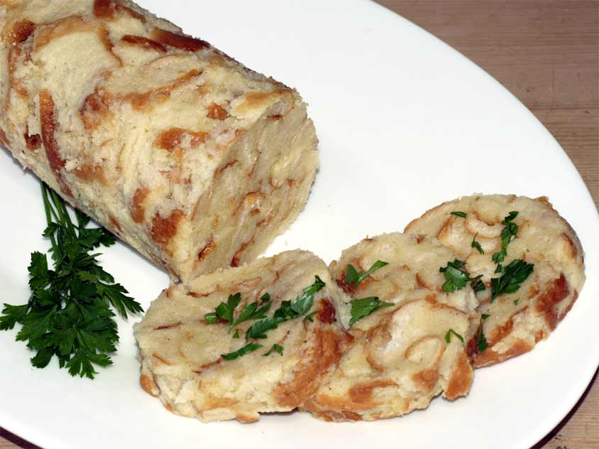 Böhmische Serviettenknödel Rezept aus Semmeln oder Brötchen