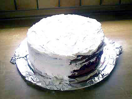 Torte mit Kirschsahne bestreichen