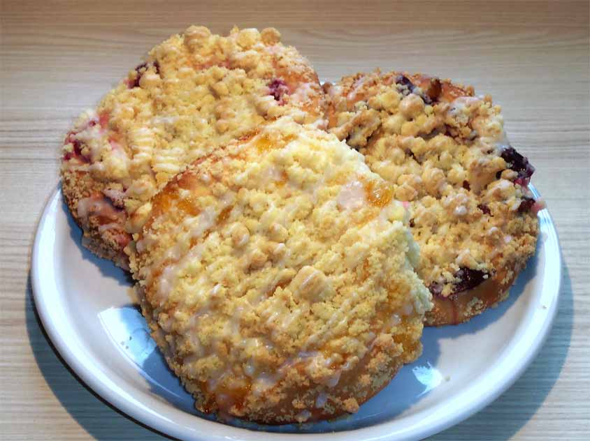 Streuseltaler Rezept aus Hefeteig z.B. mit Johannisbeeren, Zwetschgen ...