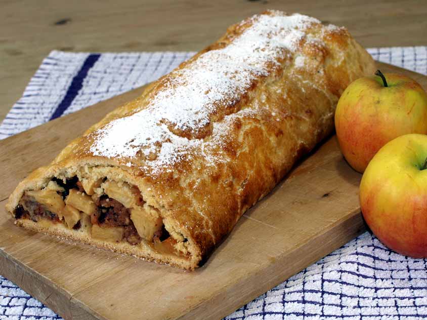 Südtiroler Apfelstrudel Rezept mit Mürbeteig, Pinienkerne oder Haselnüssen