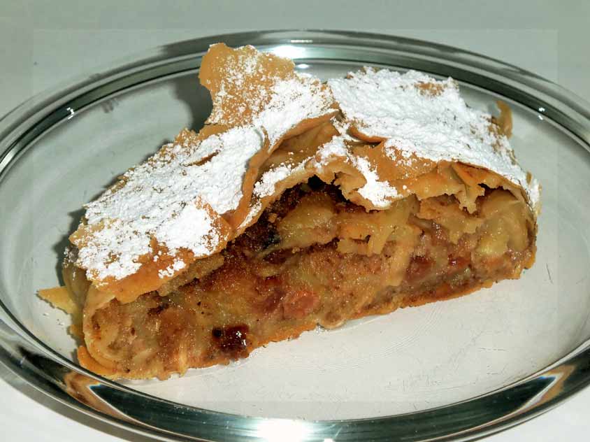 Wiener Apfelstrudel Rezept aus Strudelteig mit Rosinen und Mandelstiften