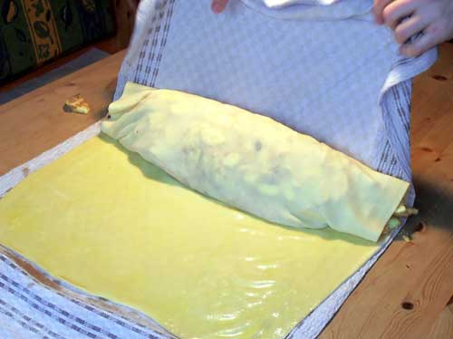 Apfelstrudel aufrollen