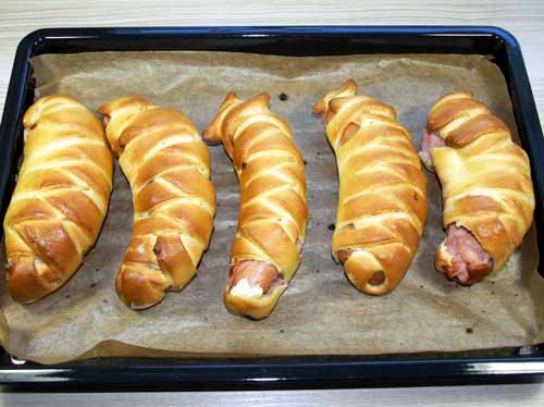 Würstchen im Schlafrock Rezept mit Hefeteig und Bockwurst oder Wiener ...