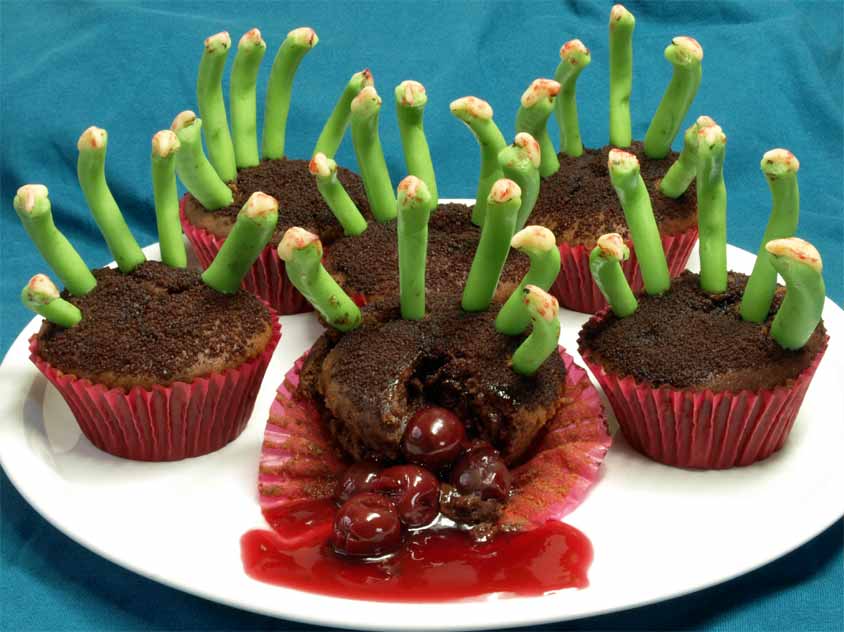 Gruselige Zombie-Muffins für Halloween mit Zombie-Finger aus Marzipan