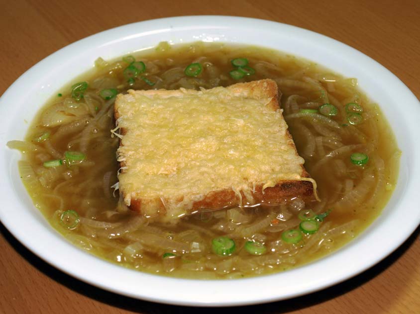 Französische Zwiebelsuppe Rezept mit Käsetoast überbacken und Weißwein